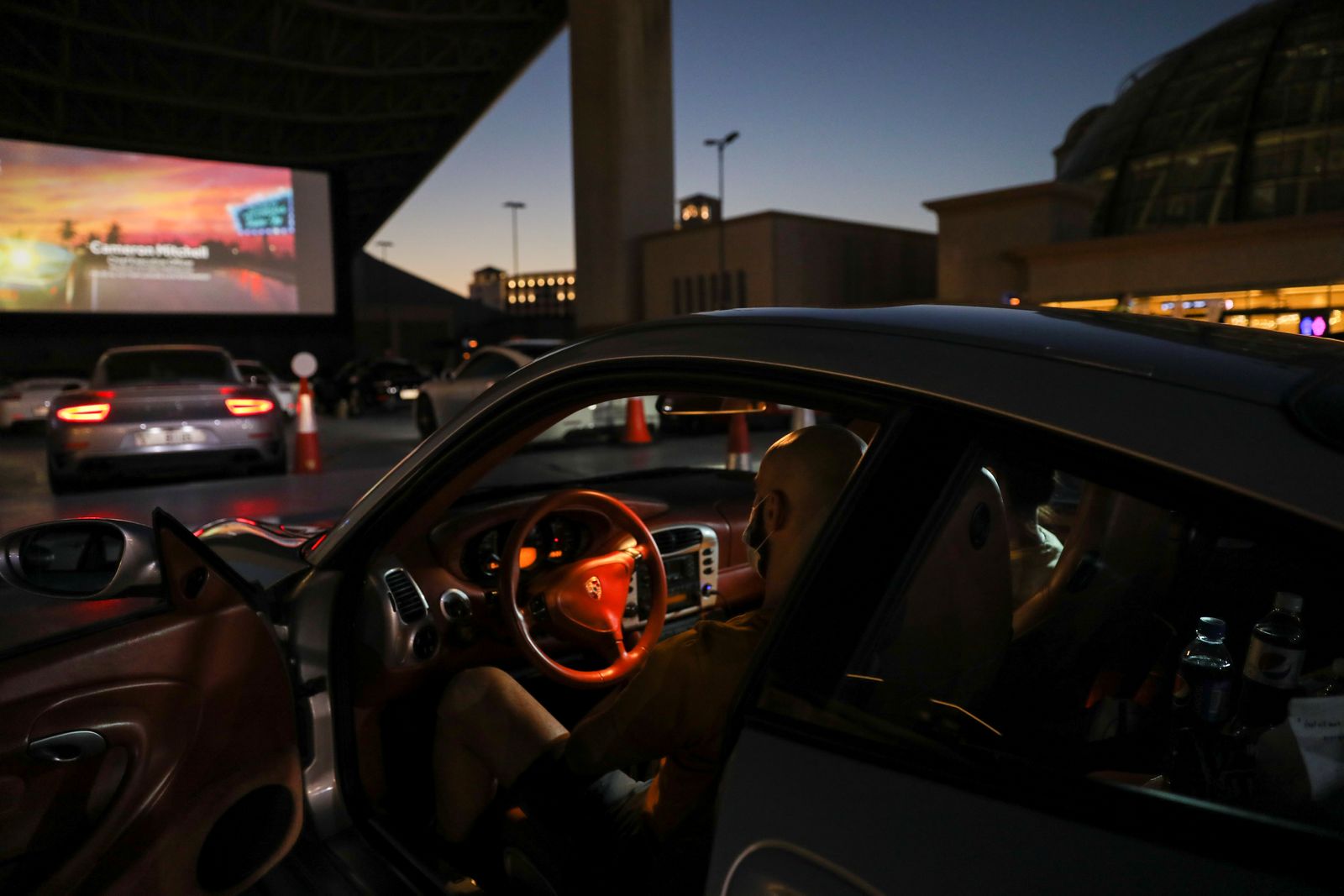 سينما في الهواء الطلق في دبي - REUTERS