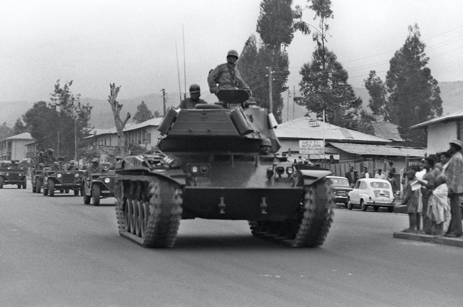 جنود إثيوبيون في أديس أبابا خلال مجريات الانقلاب العسكري الذي انتهى بإسقاط هيلاسي لاسي 23 أغسطس 1964 - AFP