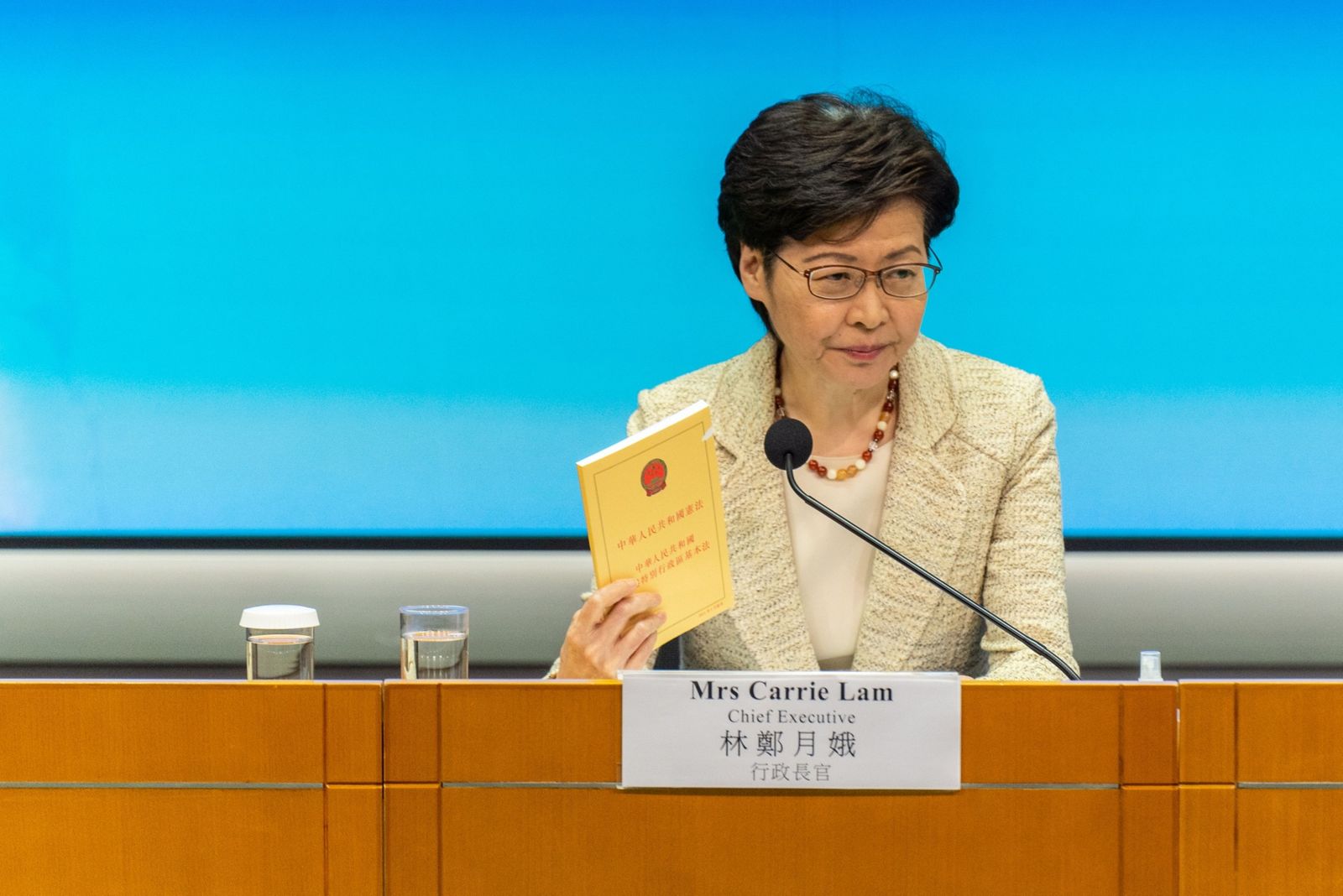 الرئيسة التنفيذية لهونج كونج كاري لام تحمل نسخة من القانون الأساسي خلال مؤتمر صحافي في المدينة - 30 مارس 2021 - Bloomberg