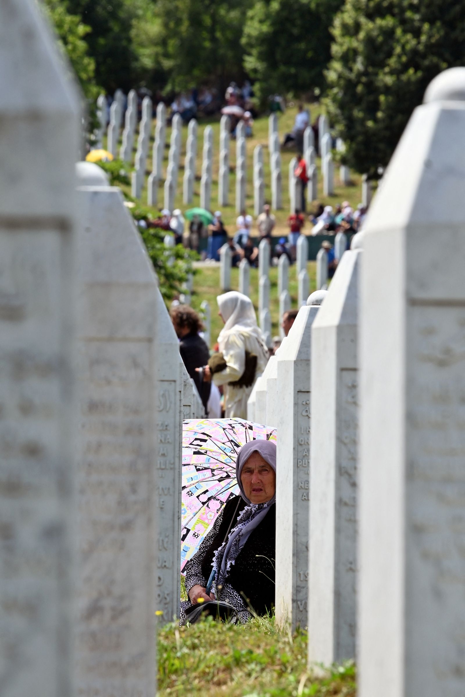 عدد من أقارب ضحايا المجزرة أثناء مراسم دفنهم. - AFP