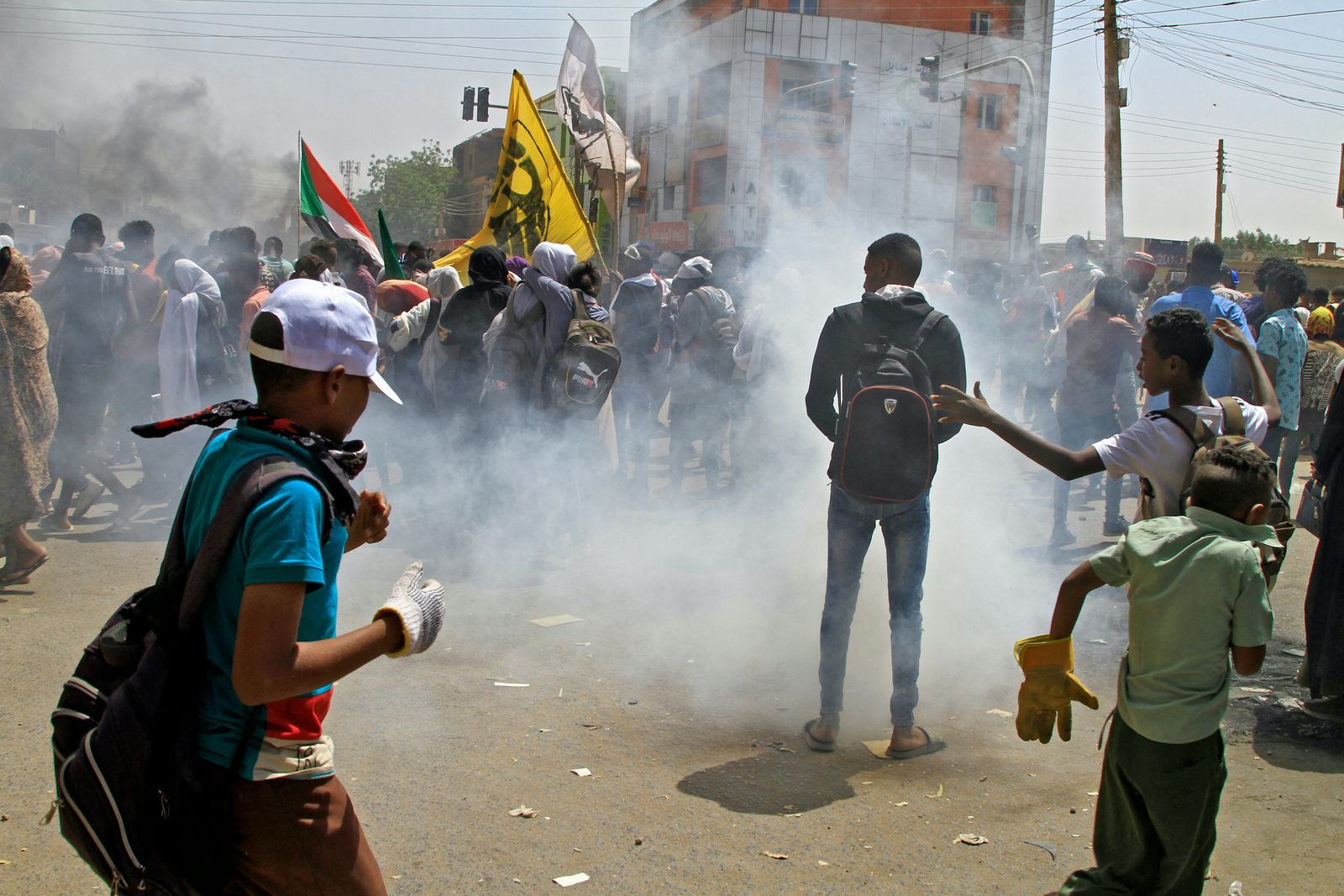 متظاهرون سودانيون خلال احتجاجات في الخرطوم ردت عليها قوات الأمن بالغازات المسيلة للدموع- 14 مارس 2022 - AFP