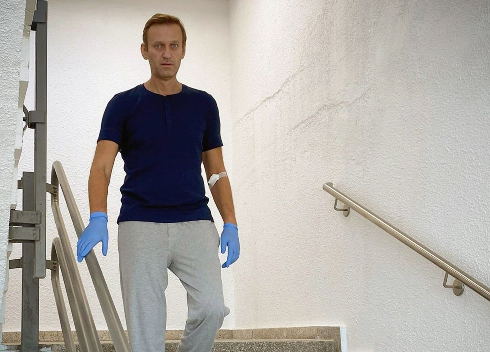 تظهر هذه الصورة المنشورة في 19 سبتمبر 2020 على حساب Instagramnavalny زعيم المعارضة الروسية أليكسي نافالني في مستشفى شاريتيه في برلين. - نشر الخصم الروسي أليكسي نافالني صورة على إنستغرام تظهره وهو ينزل على درج في المستشفى الألماني حيث يعالج ، وهو دليل على شفائه من تسممه المشتبه به في أواخر أغسطس. (الصورة بواسطة Handout / حساب Instagramnavalny / AFP) / مقيد للاستخدام التحريري - الاعتماد الإلزامي 