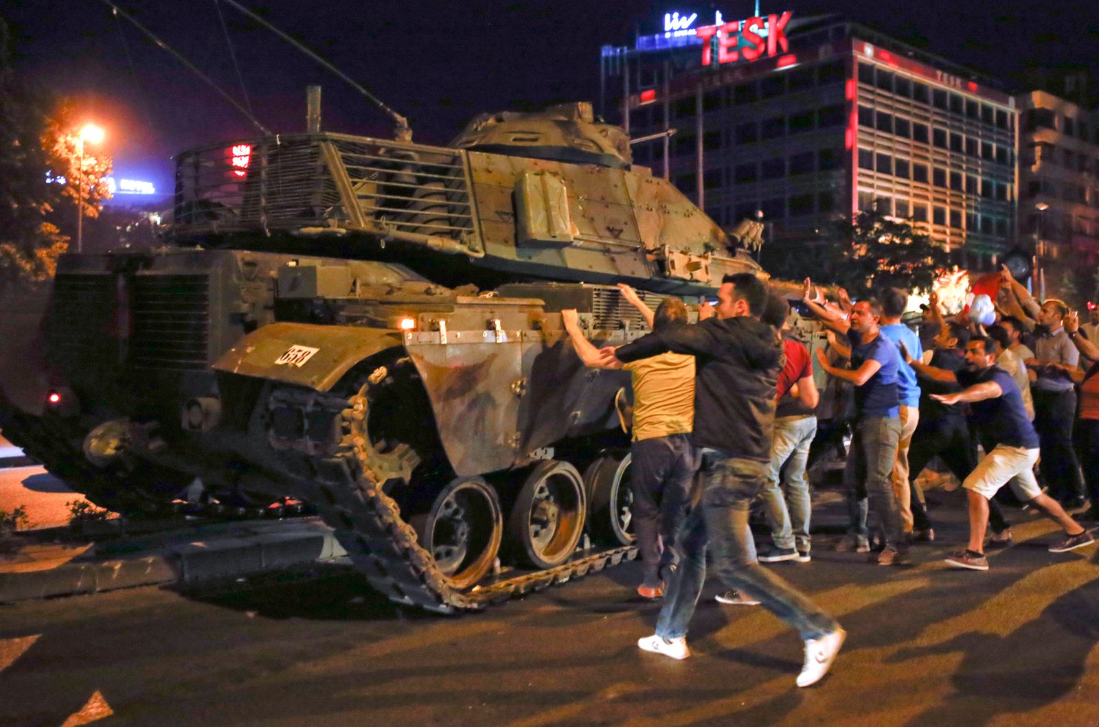 أشخاص يحيطون بدبابة حربية خلال محاولة الانقلاب الفاشلة بتركيا، أنقرة 16 يوليو 2016  - REUTERS