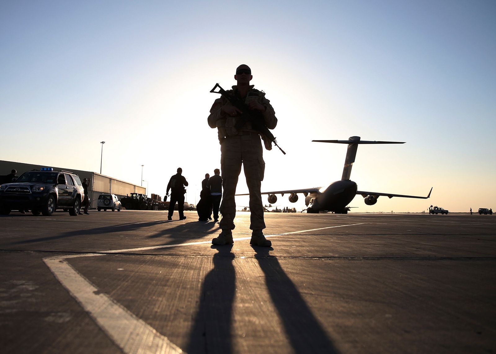 جندي أميركي في القاعدة الجوية الأميركية بقندهار في أفغانستان 8 ديسمبر 2013  - REUTERS