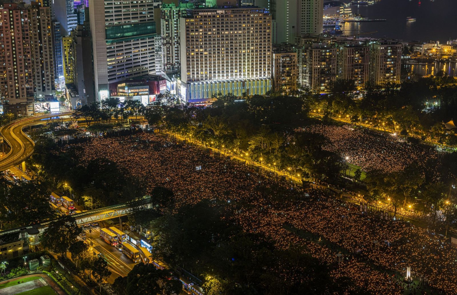يحيون ذكرى أحداث ساحة تيانانمين، في حديقة فيكتوريا بهونغ كونغ - 4 يونيو 2019 - Bloomberg