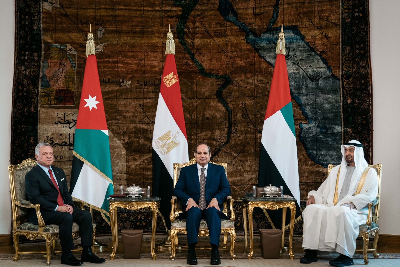 اجتماع الرئيس المصري عبدالفتاح السيسي وولي عهد أبوظبي الشيخ محمد بن زايد والعاهل الأردني عبدالله الثاني في القاهرة، 24 أبريل 2022 - صفحة الديوان الملكي الأردني على تويتر https://twitter.com/RHCJO/