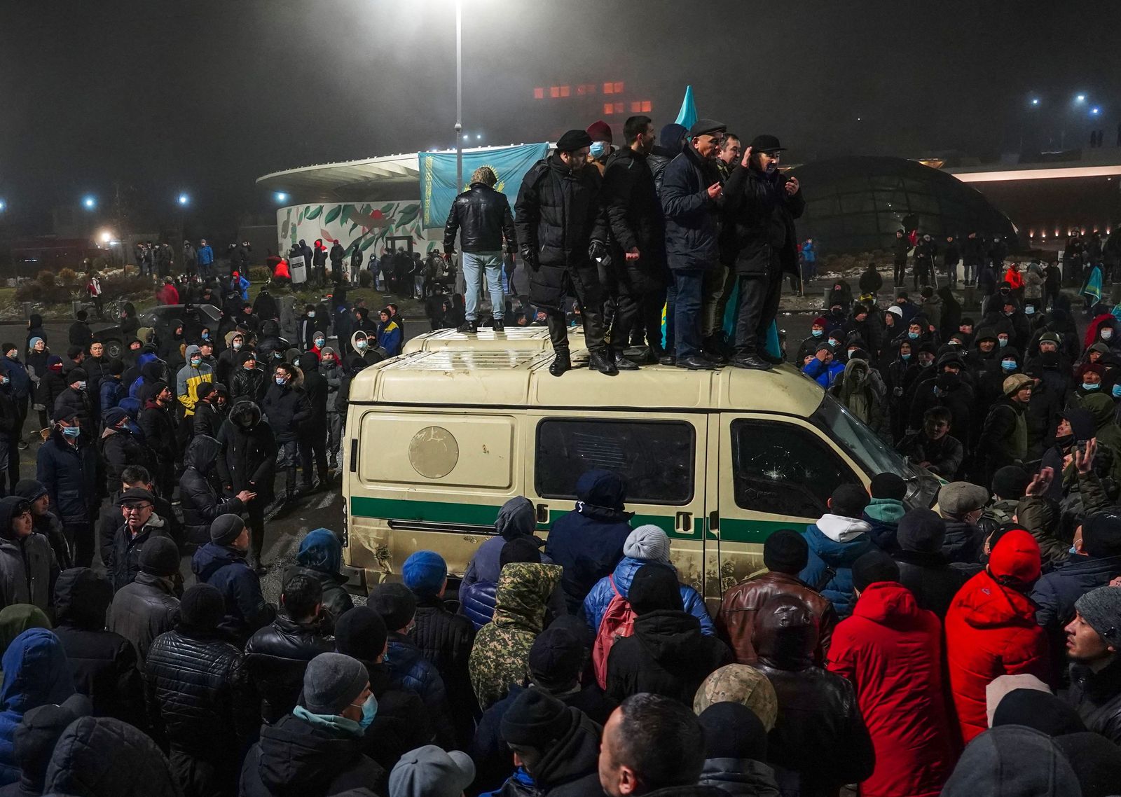 Protesters take part in a rally over a hike in energy prices in Almaty on January 5, 2022. - Kazakhstan on January 5, 2022 declared a nationwide state of emergency after protests over a fuel price hike erupted into clashes and saw demonstrators storm government buildings. (Photo by Abduaziz MADYAROV / AFP) - AFP