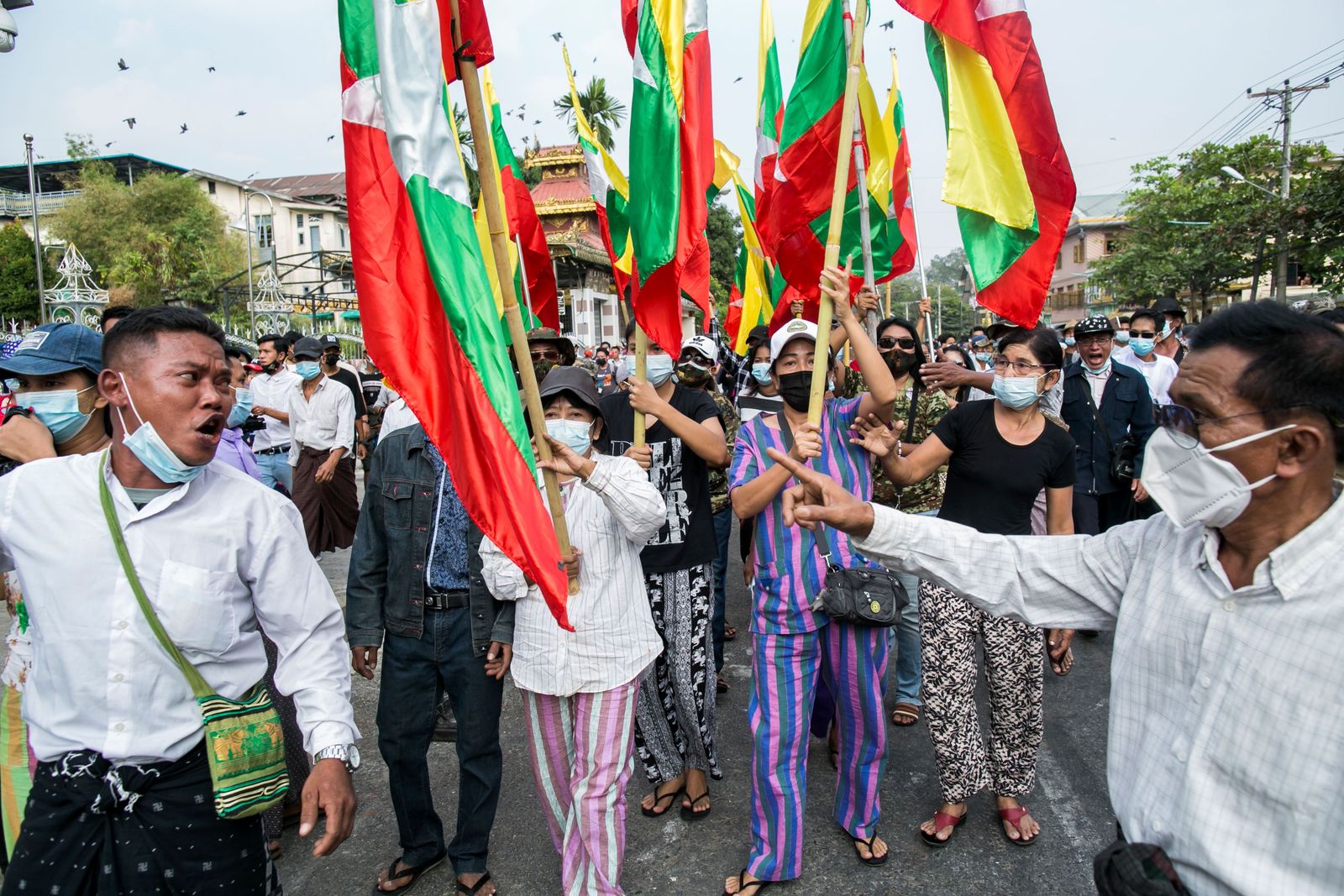 أنصار للجيش يلوحون بأعلام بورما خلال احتجاج للمطالبة بإجراء تحقيق مع لجنة الانتخابات في يانغون - 29 يناير 2021 - AFP