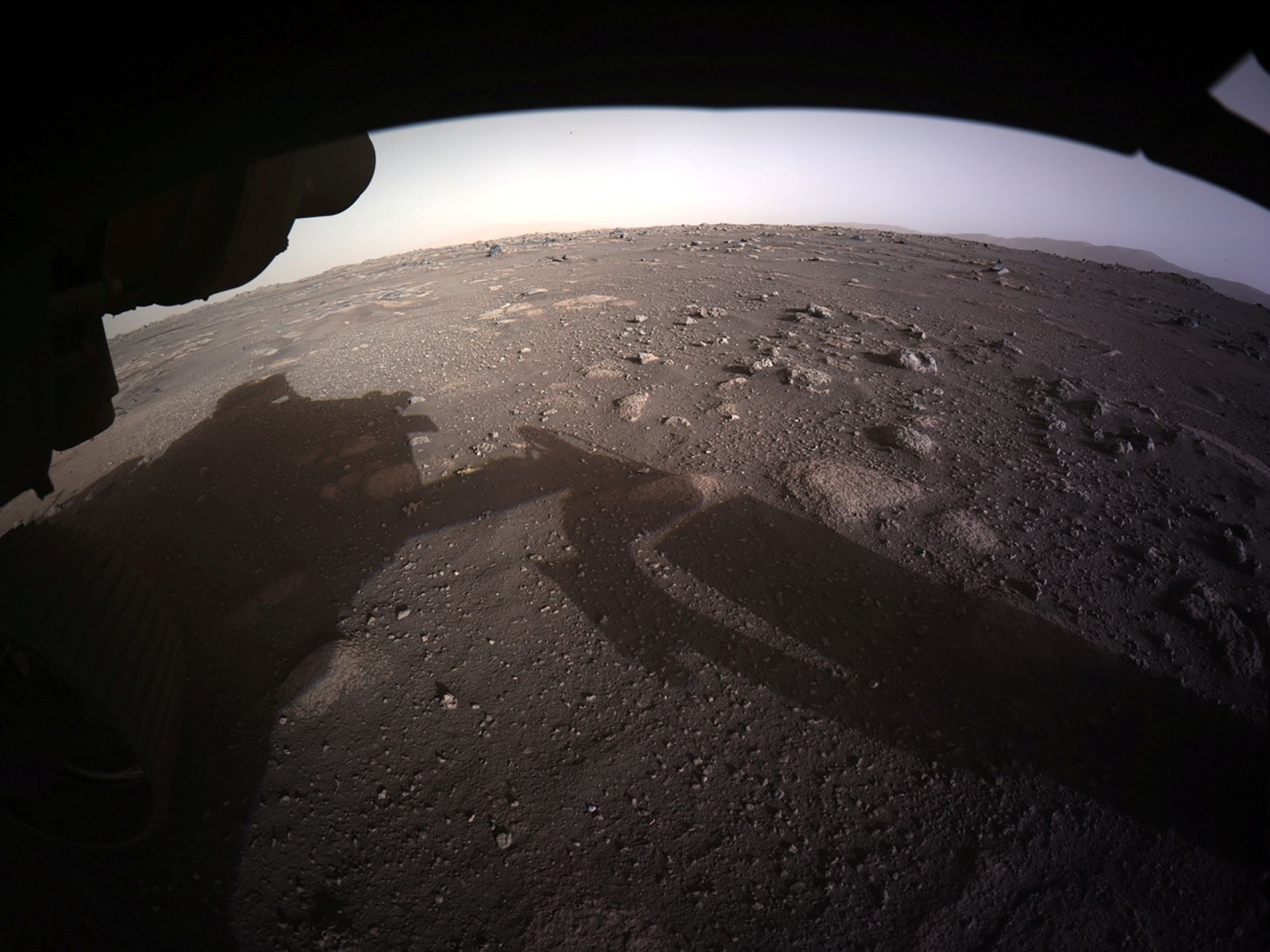 أول صورة ملونة عالية الدقة ترسلها كاميرات مركبة المريخ التابعة لناسا - via REUTERS