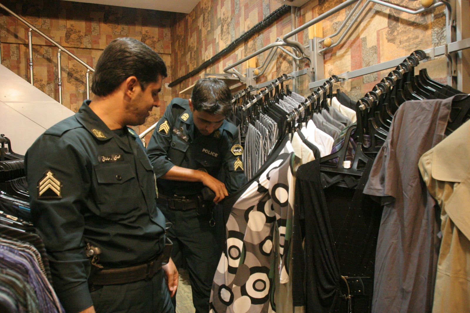 عناصر من شرطة الأخلاق يبينون نماذج اللباس النسائي غير المسموح به في الأماكن العامة- 18 يونيو 2008 - REUTERS