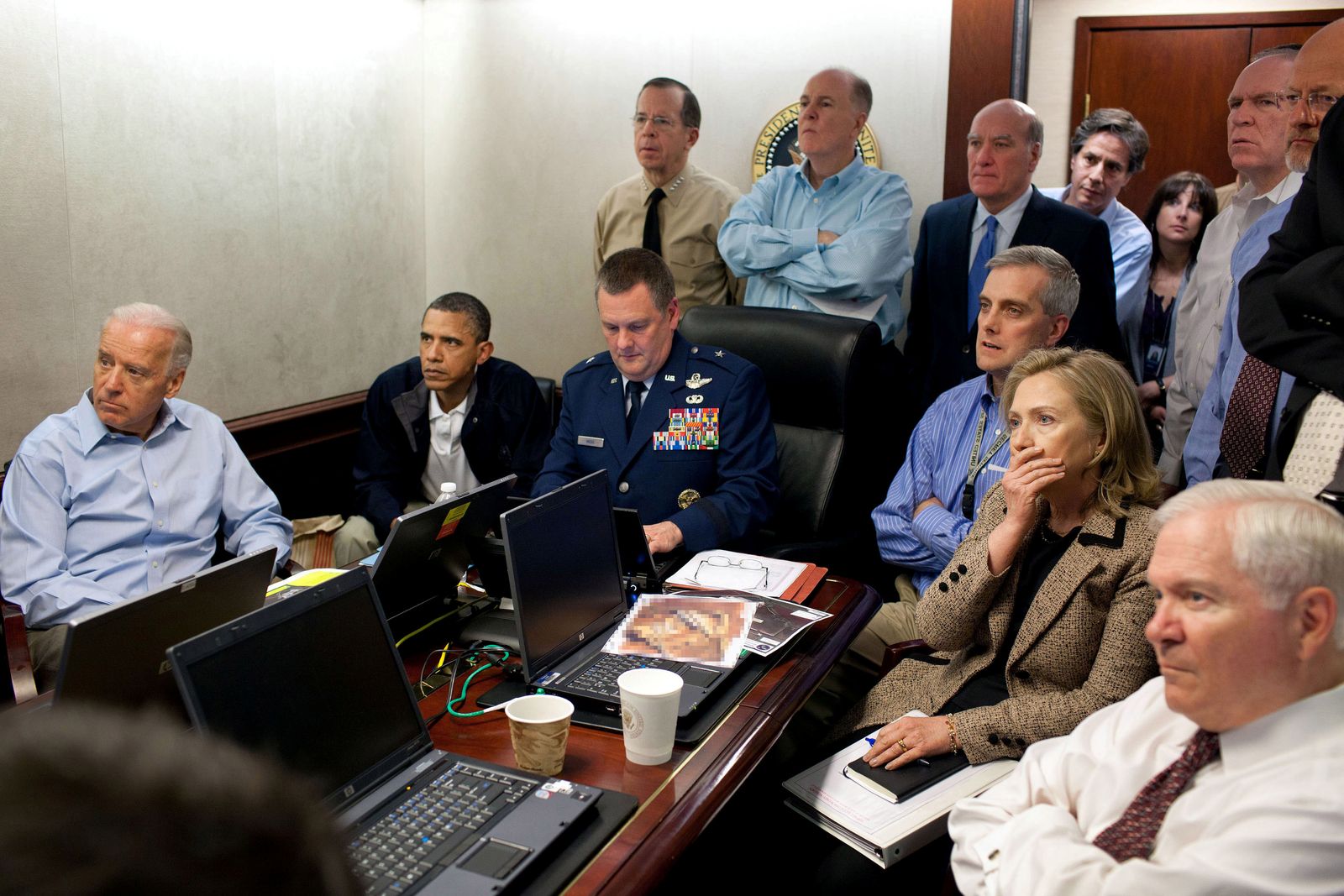 الرئيس الأميركي السابق باراك أوباما وإلى يمينه الرئيس الحالي ونائب الرئيس حينها جو بايدن خلال متابعة عملية قتل زعيم القاعدة أسامة بن لادن 1 مايو 2011 - REUTERS