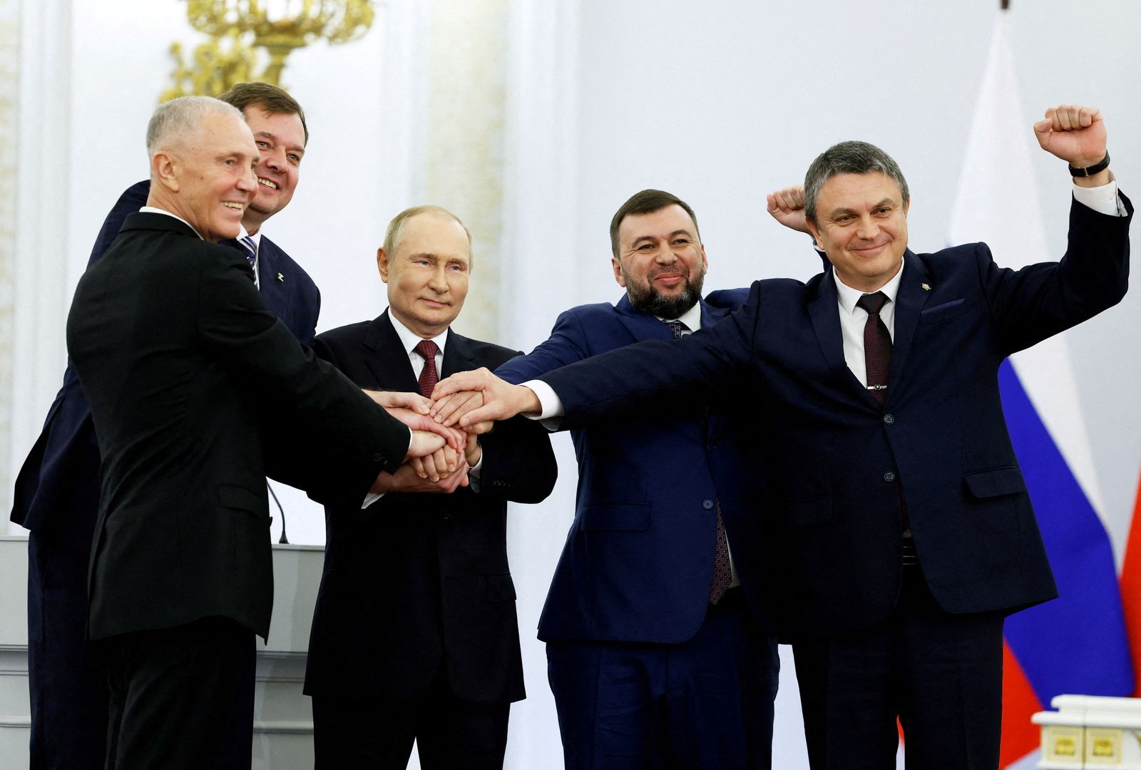 الرئيس الروسي فلاديمير بوتين مع القادة الموالين لروسيا بعد إعلان موسكو ضم مناطق أوكرانية إلى روسيا إثر تنظيمها استفتاء شعبياً في تلك المناطق، 30 سبتمبر 2022 - via REUTERS