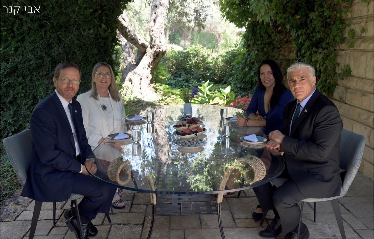 يائير لبيد وزوجته مع الرئيس الإسرائيلي يتسحاق هيرتسوج وزوجته في منزلهما، 30 يونيو 2022 - Twitter/@yairlapid