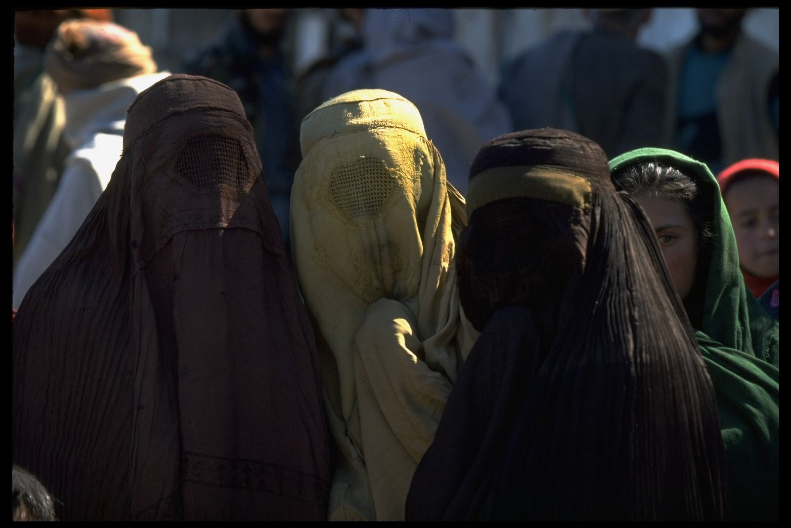  نساء أفغانيات في العاصمة كابول يرتدين الزي الذي فرضته حركة طالبان إبان حكمها للبلاد - 1 فبراير 1995 - Getty Images