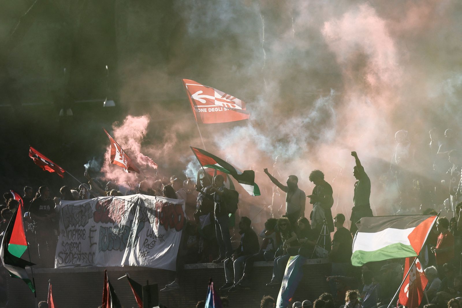 Pro-Palestinian demonstrators take part in a national protest for Gaza, in Rome, Italy, October 4, 2025. REUTERS/Yara Nardi