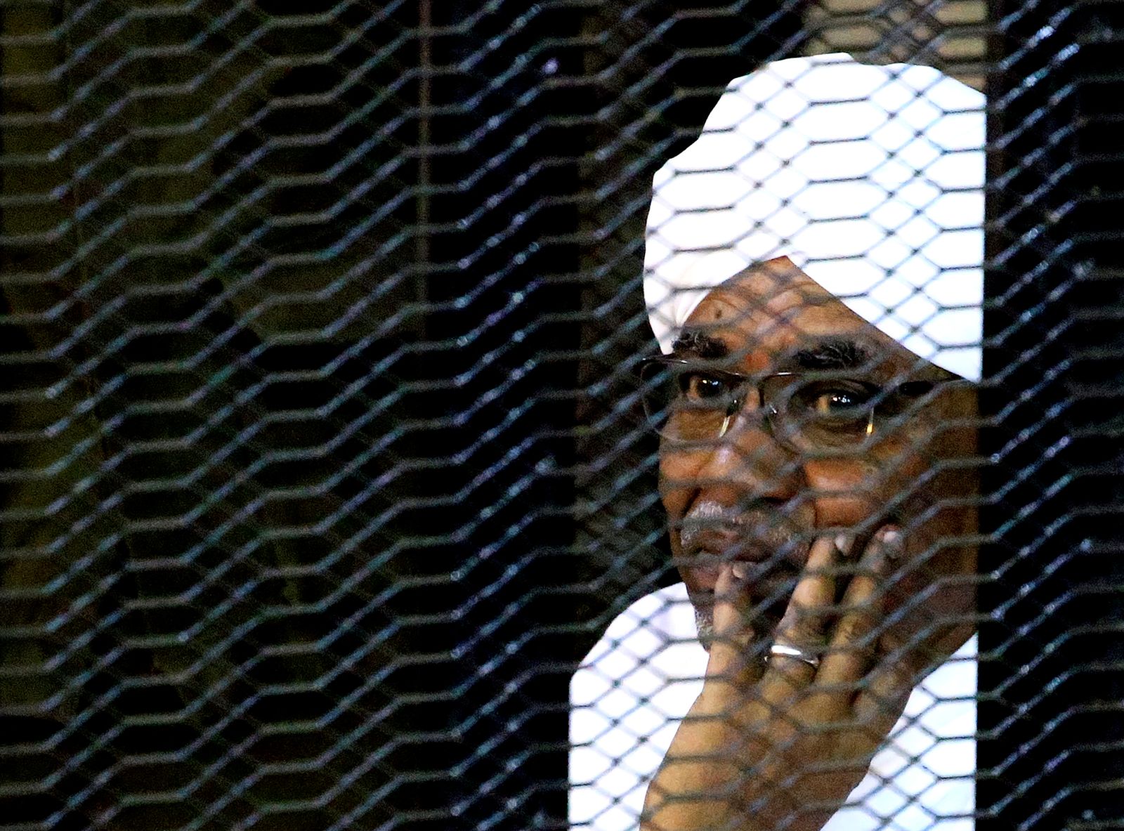 الرئيس السوداني السابق عمر البشير داخل قفص في المحكمة حيث يواجه اتهامات بالفساد  - REUTERS