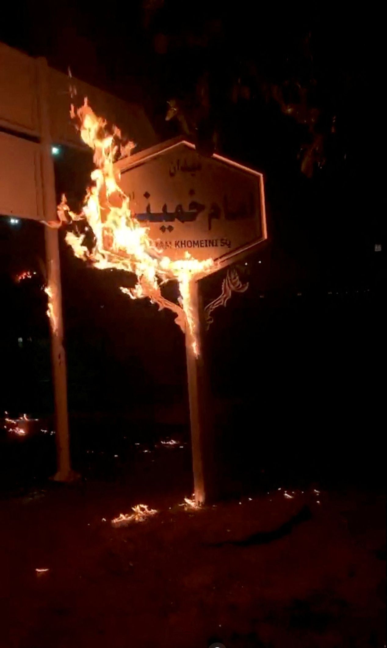 صورة لحرق لافتة تحمل اسم المرشد الإيراني الخميني في مدينة أصفهان الإيرانية. 17 نوفمبر 2022 - REUTERS