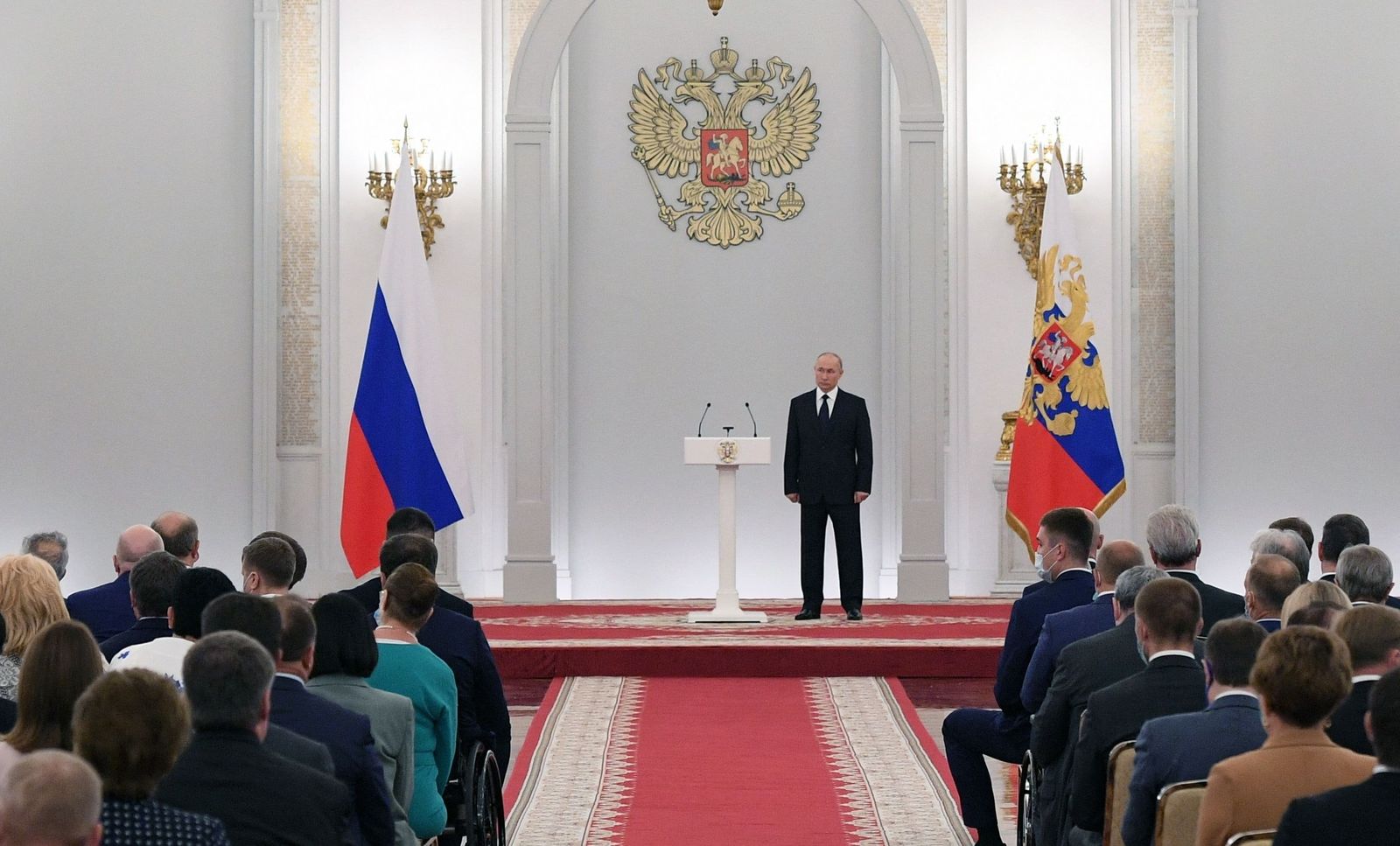الرئيس الروسي فلاديمير بوتين يلتقي نواب مجلس الدوما بالبرلمان الروسي في الكرملين، 21 يونيو 2021 - AFP