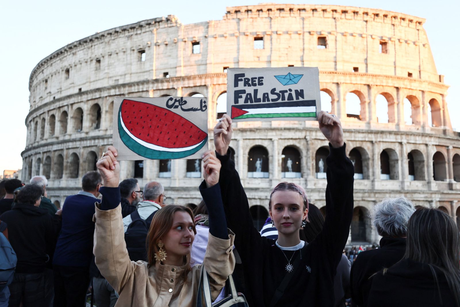 Pro-Palestinian demonstrators take part in a protest outside the Colosseum to condemn the Israeli forces' interception of some of the vessels of the Global Sumud Flotilla aiming to reach Gaza and break Israel's naval blockade, in Rome, Italy, October 2, 2025.  REUTERS/Vincenzo Livieri