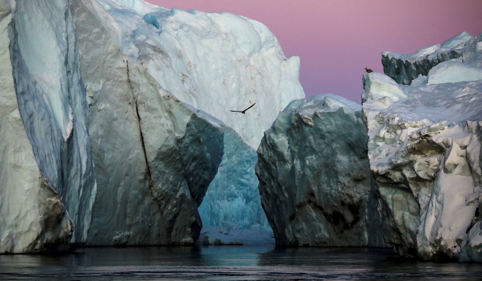 مضيق جليدي في جرينلاند بالدانمارك- 16 سبتمبر 2021 - REUTERS