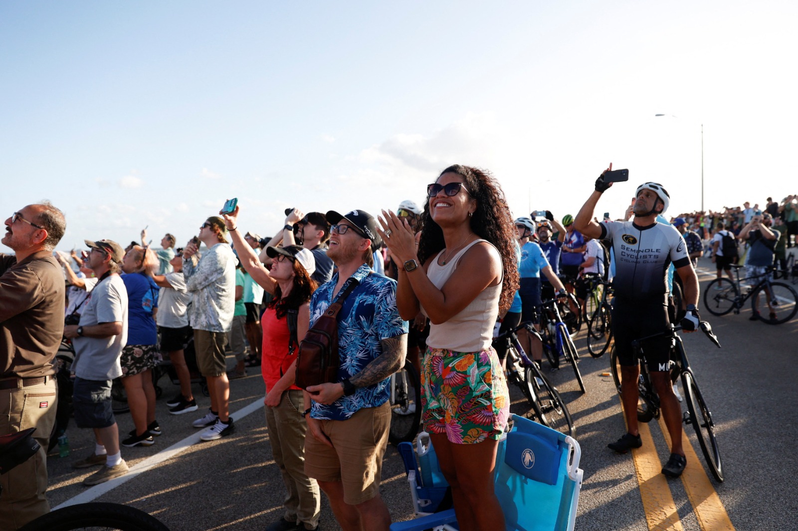 أشخاص يتابعون عملية إطلاق صاروخ نظام الإطلاق الفضائي (SLS) وكبسولة أوريون المأهولة في إطار مهمة أرتميس 2 التابعة لناسا من مركز كينيدي للفضاء في تيتوسفيل بفلوريدا. 1 أبريل 2026