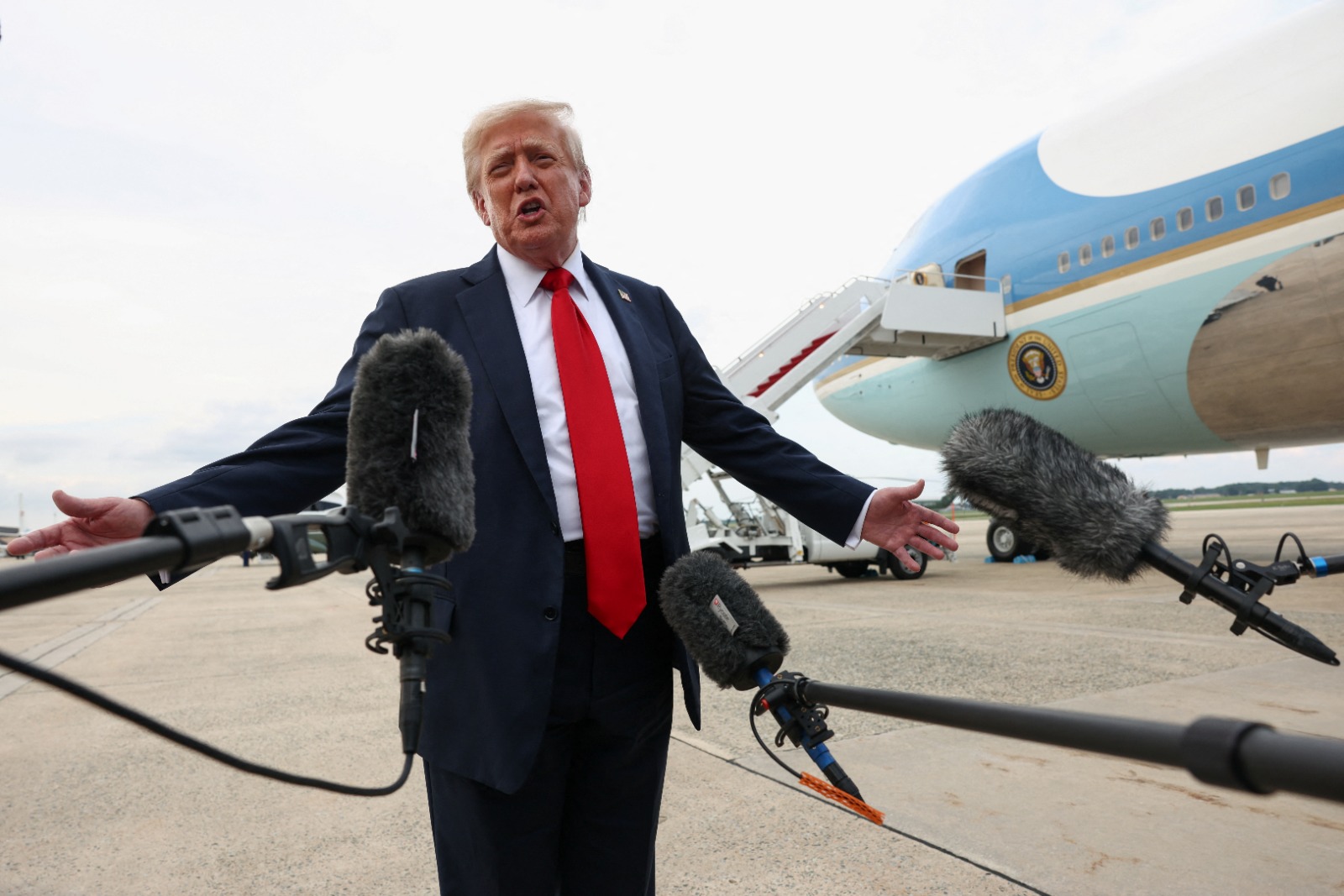 https://translate.google.com/?sl=en&tl=ar&text=U.S.%20President%20Donald%20Trump%20speaks%20with%20the%20media%20after%20attending%20the%20FIFA%20Club%20World%20Cup%20final%20upon%20his%20arrival%20at%20Joint%20Base%20Andrews%2C%20Maryland%2C%20U.S%2C%20July%2013%2C%202025.%20REUTERS%2FKevin%20Lamarque%0A&op=translate#:~:text=%D8%A7%D9%84%D8%B1%D8%A6%D9%8A%D8%B3%20%D8%A7%D9%84%D8%A3%D9%85%D8%B1%D9%8A%D9%83%D9%8A%20%D8%AF%D9%88%D9%86%D8%A7%D9%84%D8%AF%20%D8%AA%D8%B1%D8%A7%D9%85%D8%A8%20%D9%8A%D8%AA%D8%AD%D8%AF%D8%AB%20%D9%85%D8%B9%20%D9%88%D8%B3%D8%A7%D8%A6%D9%84%20%D8%A7%D9%84%D8%A5%D8%B9%D9%84%D8%A7%D9%85%20%D8%A8%D8%B9%D8%AF%20%D8%AD%D8%B6%D9%88%D8%B1%20%D9%86%D9%87%D8%A7%D8%A6%D9%8A%20%D9%83%D8%A3%D8%B3%20%D8%A7%D9%84%D8%B9%D8%A7%D9%84%D9%85%20%D9%84%D9%84%D8%A3%D9%86%D8%AF%D9%8A%D8%A9%20%D9%84%D9%83%D8%B1%D8%A9%20%D8%A7%D9%84%D9%82%D8%AF%D9%85%20%D9%84%D8%AF%D9%89%20%D9%88%D8%B5%D9%88%D9%84%D9%87%20%D8%A5%D9%84%D9%89%20%D9%82%D8%A7%D8%B9%D8%AF%D8%A9%20%D8%A3%D9%86%D8%AF%D8%B1%D9%88%D8%B2%20%D8%A7%D9%84%D9%85%D8%B4%D8%AA%D8%B1%D9%83%D8%A9%20%D8%A8%D9%88%D9%84%D8%A7%D9%8A%D8%A9%20%D9%85%D8%A7%D8%B1%D9%8A%D9%84%D8%A7%D9%86%D8%AF%20%D8%A7%D9%84%D8%A3%D9%85%D8%B1%D9%8A%D9%83%D9%8A%D8%A9%D8%8C%2013%20%D9%8A%D9%88%D9%84%D9%8A%D9%88/%D8%AA%D9%85%D9%88%D8%B2%202025.%20%D8%B1%D9%88%D9%8A%D8%AA%D8%B1%D8%B2/%D9%83%D9%8A%D9%81%D9%86%20%D9%84%D8%A7%D9%85%D8%A7%D8%B1%D9%83