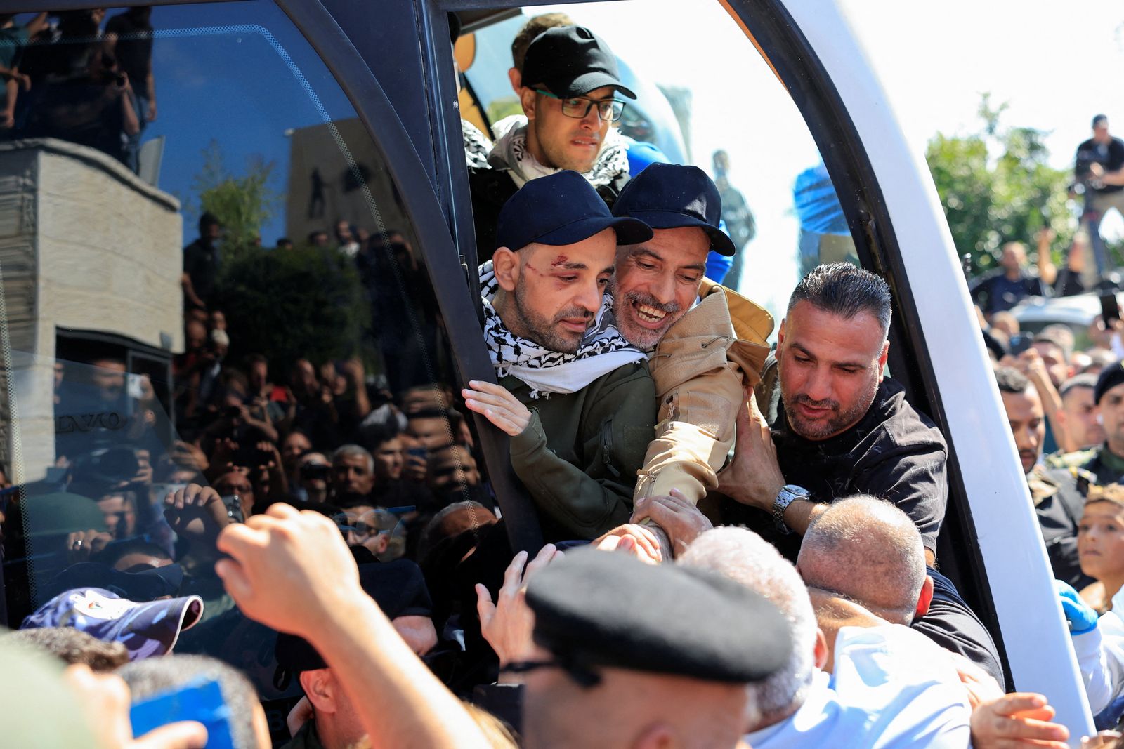 Freed Palestinian prisoners react in a bus after being released from an Israeli jail as part of a hostages-prisoners swap and a ceasefire deal in Gaza between Hamas and Israel, in Ramallah, in the Israeli-occupied West Bank, October 13, 2025. REUTERS/Mussa Qawasma
