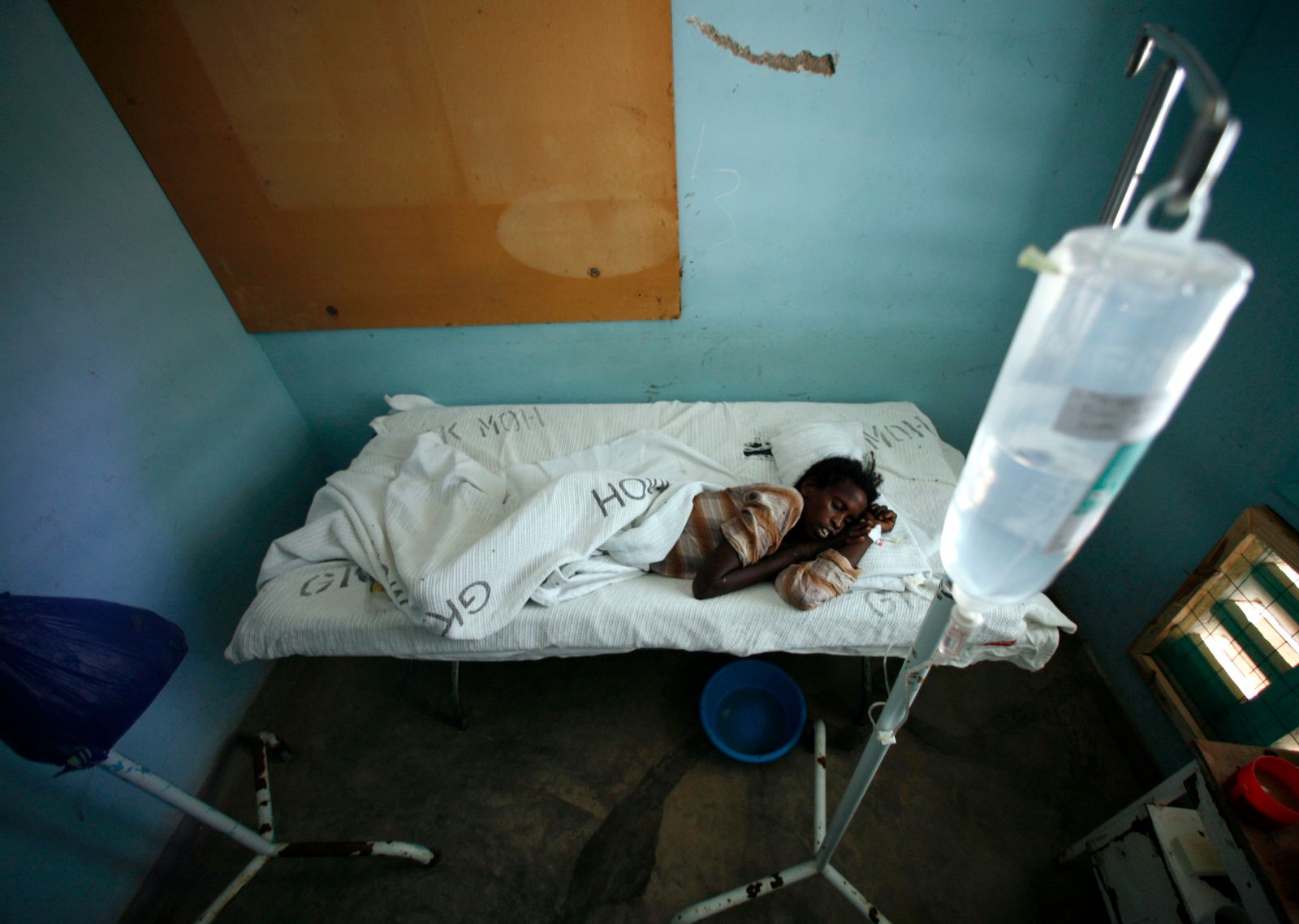 إحدى المصابات بحمى الوادي في مستشفى جاريسا شمال شرقي نيروبي خلال تفشي المرض في كينيا عام 2007 - REUTERS