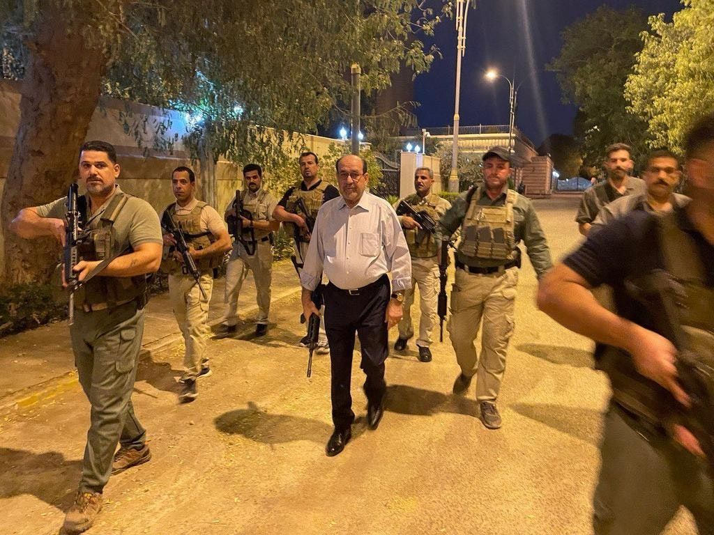 صور متداولة لرئيس الوزراء العراقي السابق نوري المالكي يحمل سلاحاً بالمنطقة الخضراء عقب انسحاب محتجين اقتحموا البرلمان وفق نشطاء على مواقع التواصل الاجتماعي - 28 يوليو 2022 - Twitter/ali_almikdam