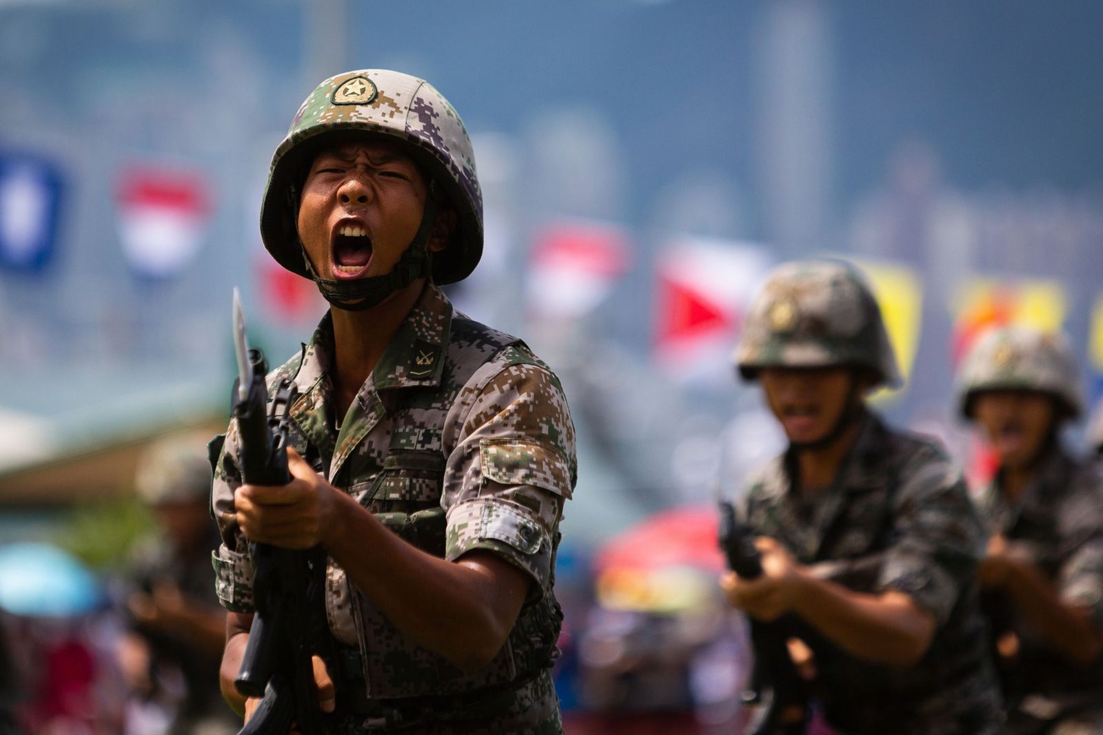 جنود صينيون خلال عرض عسكري في هونج كونج - 30 يونيو 2019 - Bloomberg