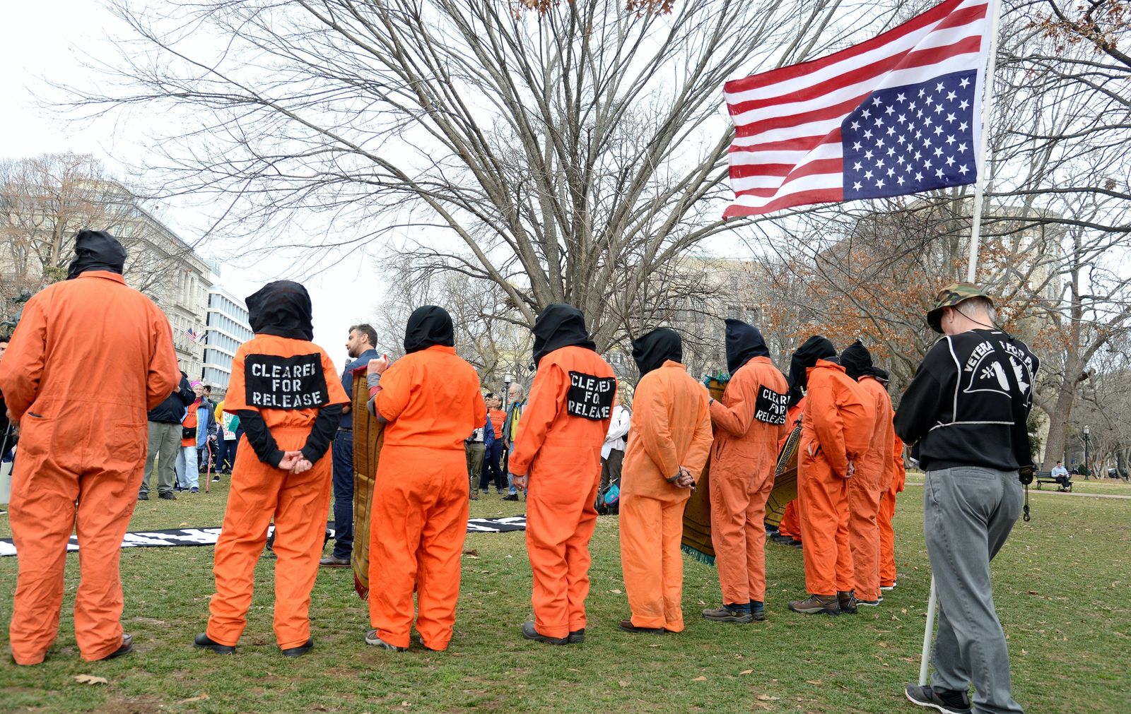 نشطاء يرتدون زي السجناء في مظاهرة تطالب بإغلاق معتقل غوانتانامو، ومحاسبة المتورطين في التعذيب، واشنطن، 11 يناير 2020 - REUTERS