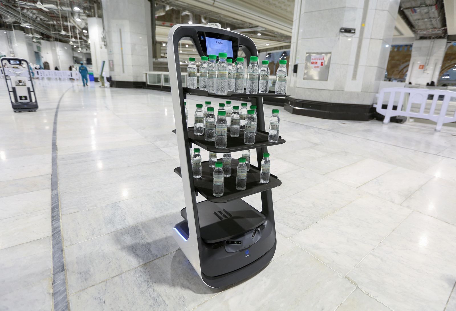 الروبوت الذكي الذي يستخدم لأول مرة في الحرم المكي الشريف في مكة المكرمة لتوزيع مياه زمزم على قاصدي الحرم كإجراء وقائي للحد من التلامس ومنع تفشي فيروس كورونا 15 يونيو 2021 - AFP