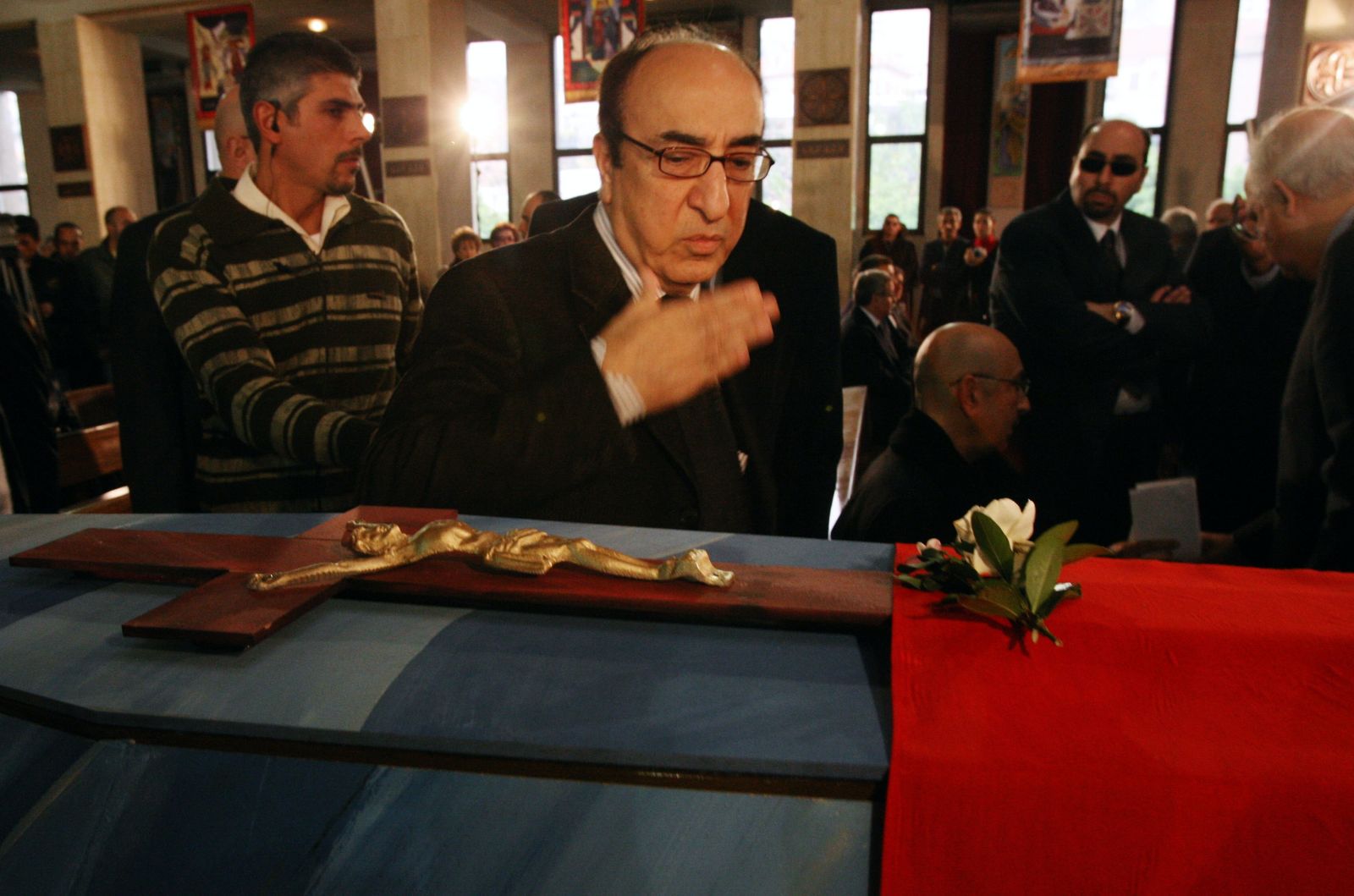 إلياس الرحباني أمام حثمان شقيقه الأكبر منصور الرحباني عام 2009 - AFP