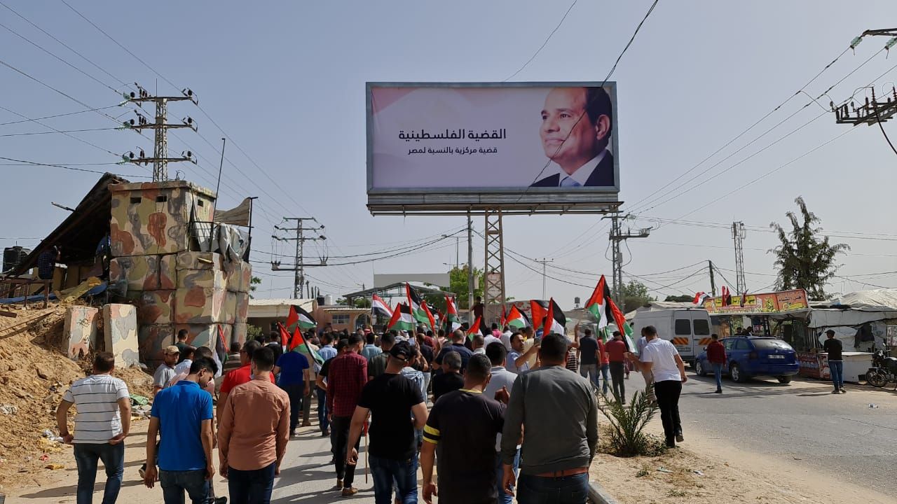 صورة للرئيس المصري عبد الفتاح السيسي على لافتة أمام معبر بيت حانون شمالي قطاع غزة - 31 مايو 2021 - الشرق