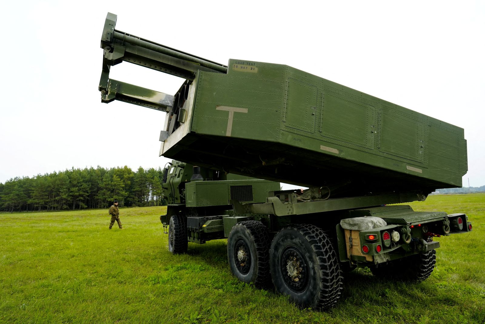 صاروخ مدفعي عالي الحركة من طراز هيمارس خلال تدريب عسكري بالقرب من ليبايا في لاتفيا، 26 سبتمبر 2022 - REUTERS