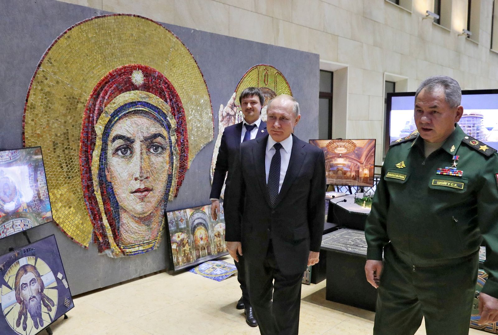 الرئيس الروسي فلاديمير بوتين ووزير الدفاع سيرجي شويجو يحضران معرضاً عسكرياً في موسكو. ديسمبر 2019 - REUTERS