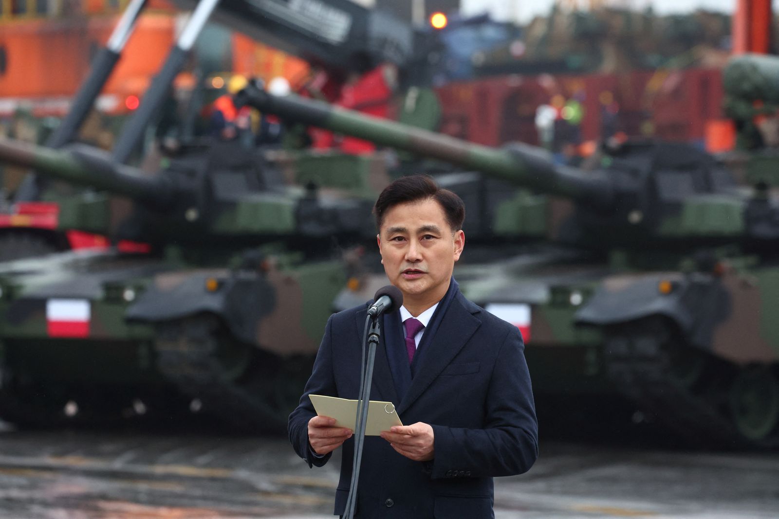 زير إدارة برنامج اقتناء الدفاع الكوري الجنوبي يتحدث لوسائل الاعلام بعد وصول دفعة أسلحة كورية جنوبية لميناء  بولندا- 6 ديسمبر 2022  - REUTERS