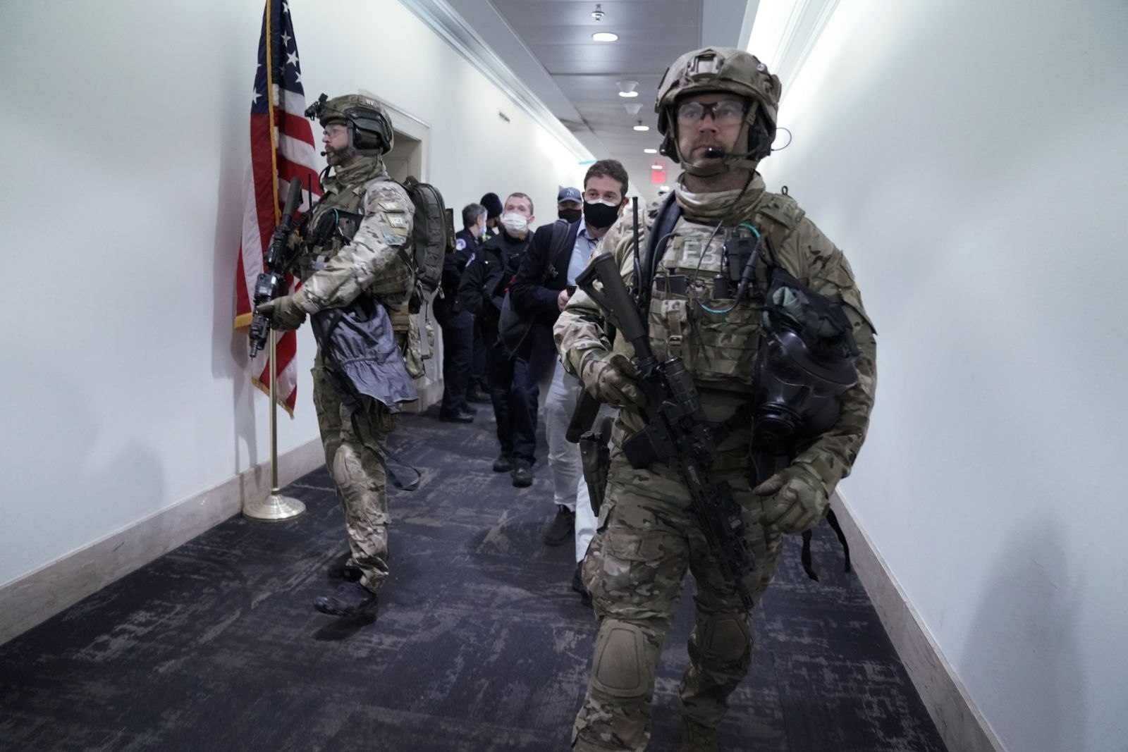 عنصران من قوة خاصة تابعة لمكتب التحقيقات الفيدرالي (إف بي آي) في مبنى الكونغرس بعد اقتحامه - 6 يناير 2021 - Bloomberg