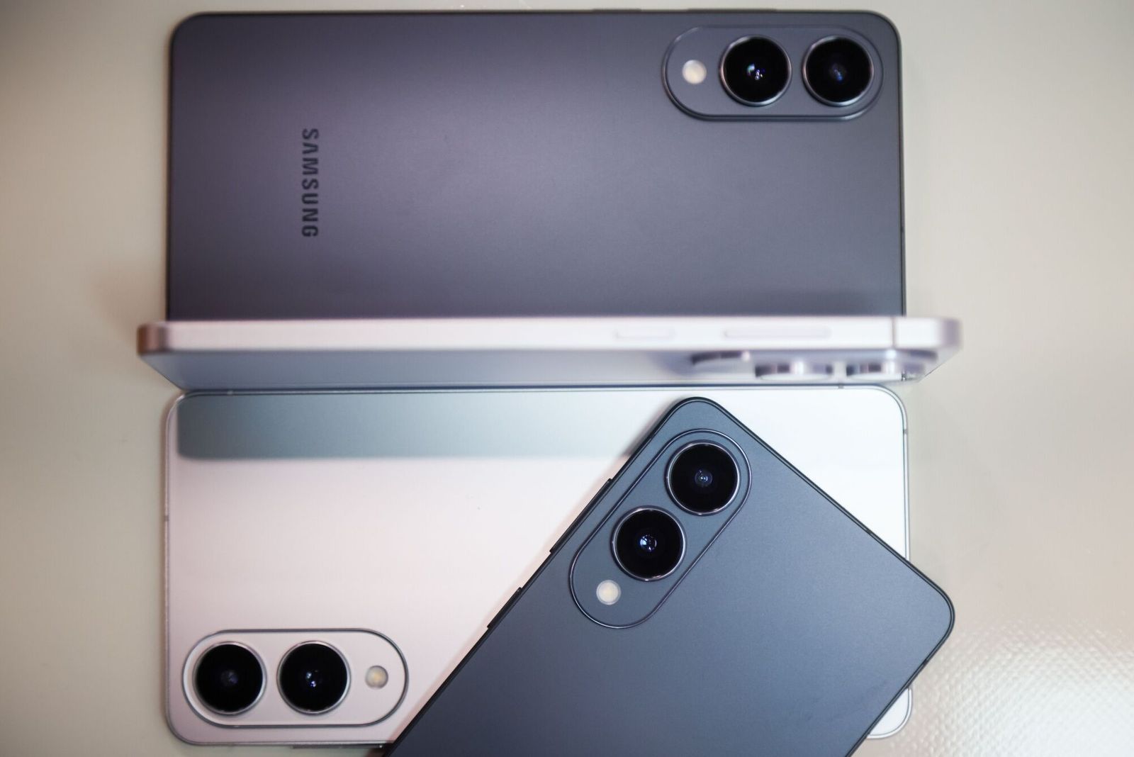 Samsung Galaxy S25 Edge smartphones displayed during a media preview in New York, US, on Friday, May 9, 2025. Samsung Electronics Co.'s latest product is 5.8 millimeters thick and weighs 163 grams, making it about 30% thinner and 25% lighter than the S25 Ultra, the South Korea-based technology giant's highest-end smartphone. Photographer: Michael Nagle/Bloomberg