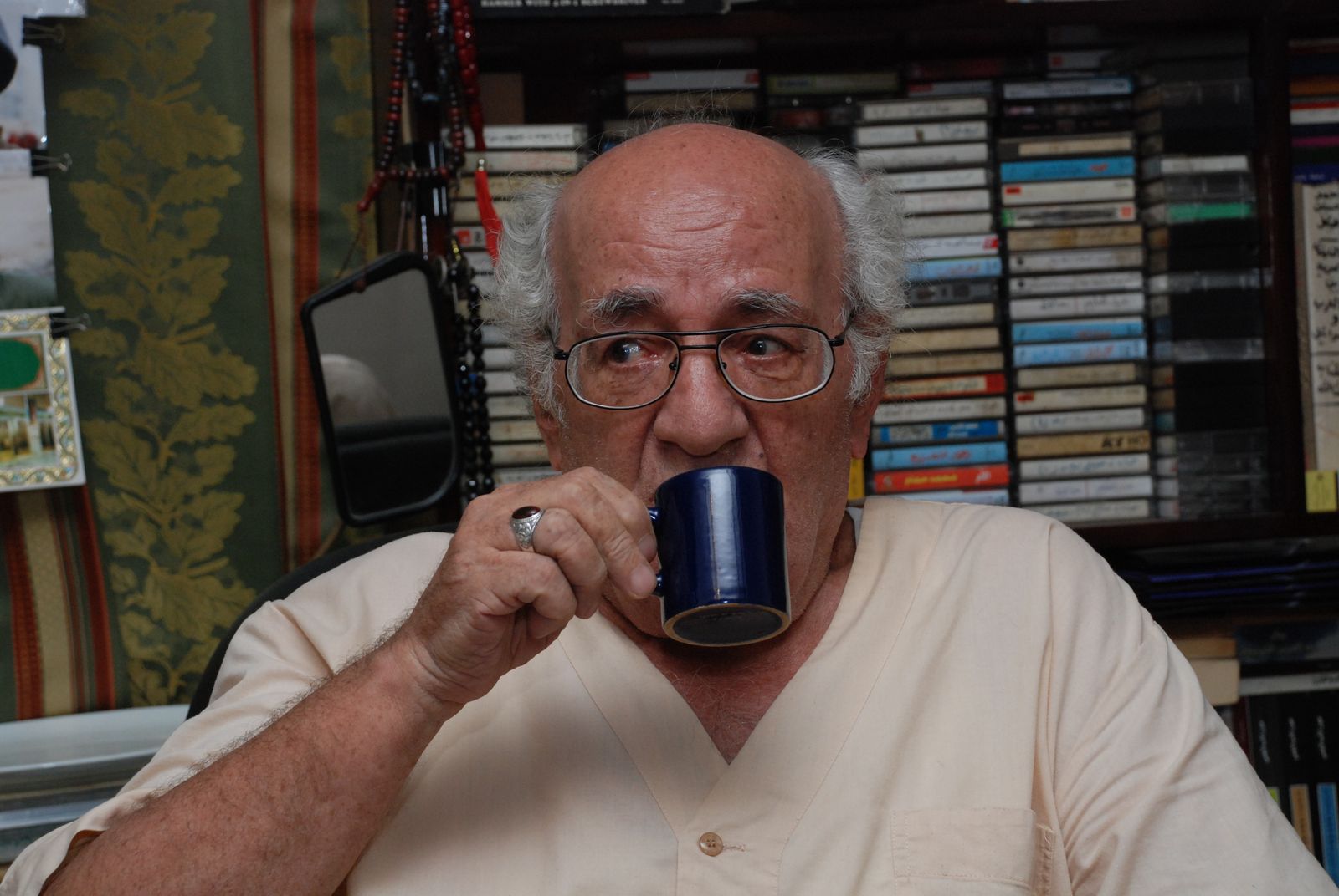 الكاتب الراحل خيري شلبي، داخل مكتبته في منزله. ترك الأديب الراحل أكثر من 70 كتاباً ومؤلفاً إبداعياً - أرشيف العائلة