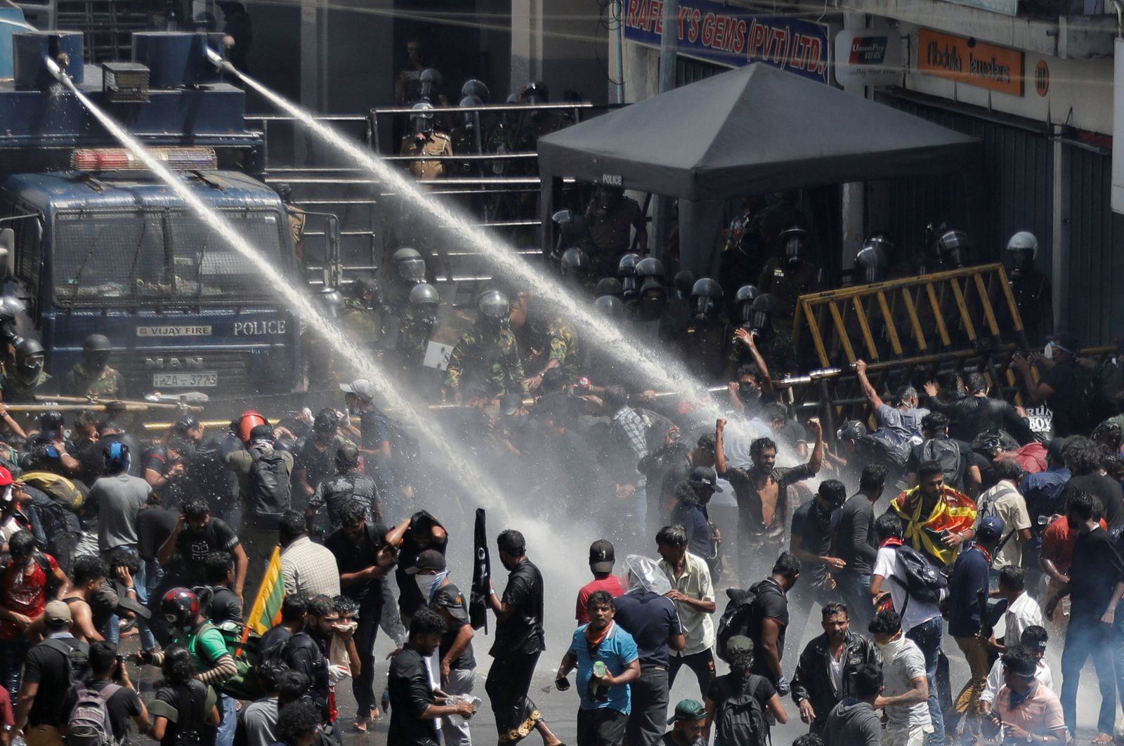 الشرطة تستخدم الغاز المسيل للدموع وخراطيم المياه لتفريق المتظاهرين بالقرب من مقر إقامة الرئيس السريلانكي - 9 يوليو 2022 - REUTERS