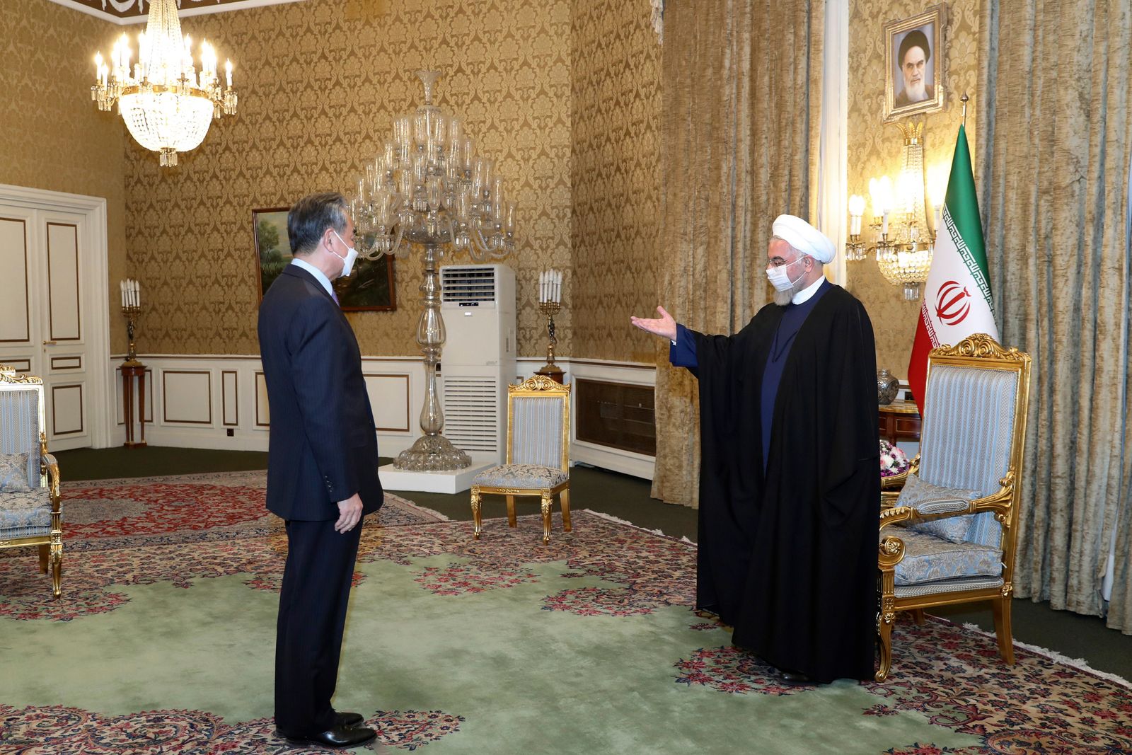 الرئيس الإيراني حسن روحاني يستقبل وزير الخارجية الصيني وانغ يي في طهران، 27 مارس 2021 - AP