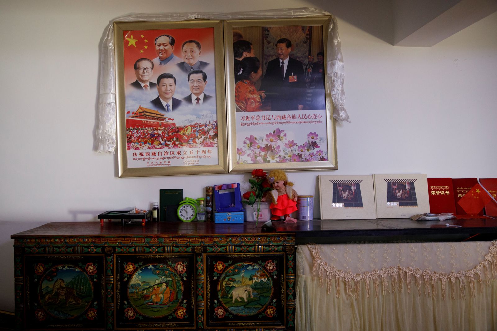 صور للرئيس شي جينبينغ وزعماء صينيين سابقين في منزل بالتيبت - 14 أكتوبر 2020 - REUTERS