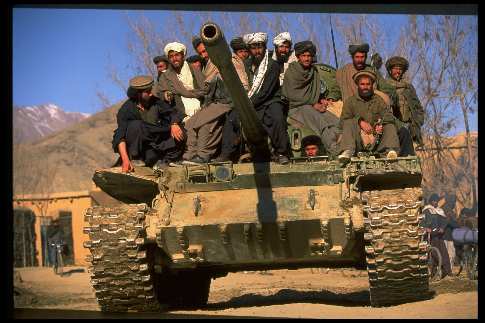 مسلحون من حركة طالبان الأفغانية أعلى دبابة بالقرب من العاصمة الأفغانية كابول - 1 فبراير 1995 - Getty Images