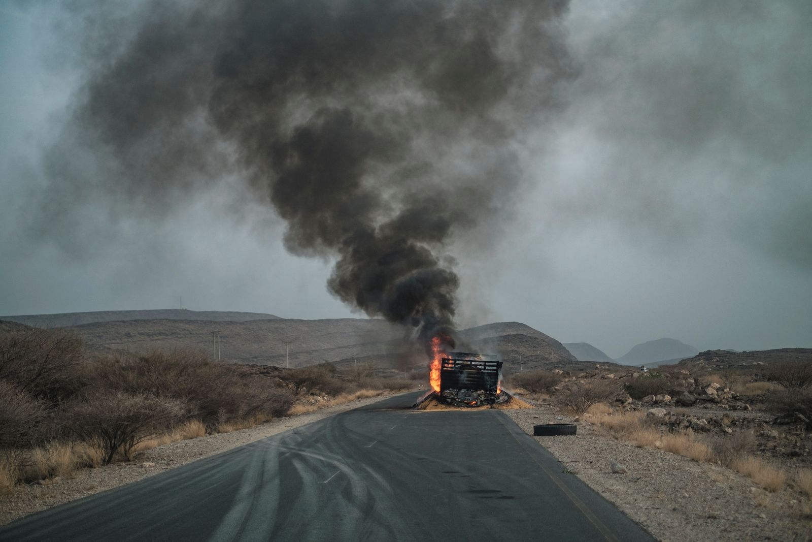 شاحنة تحمل حبوباً إلى تيجراي تحترق بالقرب من سيميرا - إثيوبيا - 10 يونيو 2022 - AFP