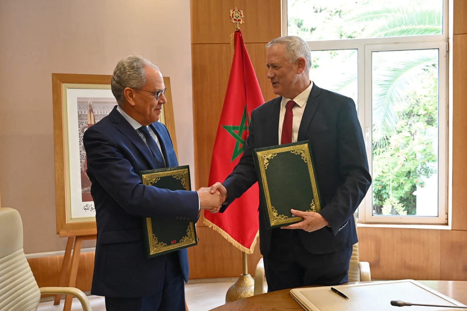 وزير الدفاع الإسرائيلي بيني جانتس خلال توقيع مذكرة دفاع مع الوزير المنتدب المغربي المكلف بالدفاع عبد اللطيف لوديي، الرباط، 24 نوفمبر 2021 . - AFP