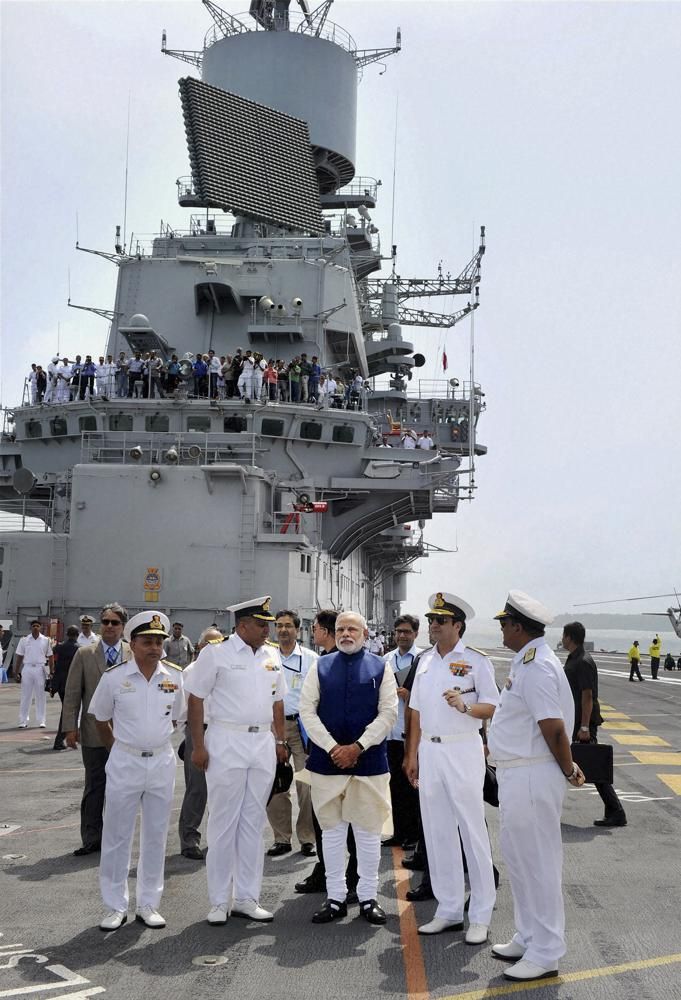 رئيس الوزراء الهندي ناريندرا مودي لدى تفقده حاملة الطائرات 