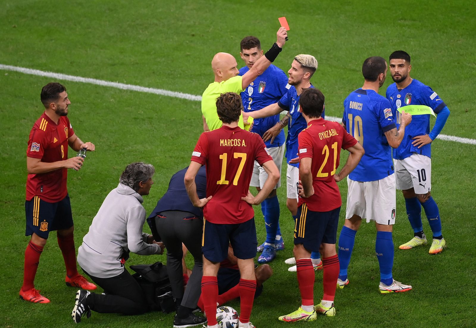 طرد ليوناردو بونوتشي قائد منتخب إيطاليا في نصف نهائي دوري الأمم الأوروبية ضد إسبانيا - REUTERS