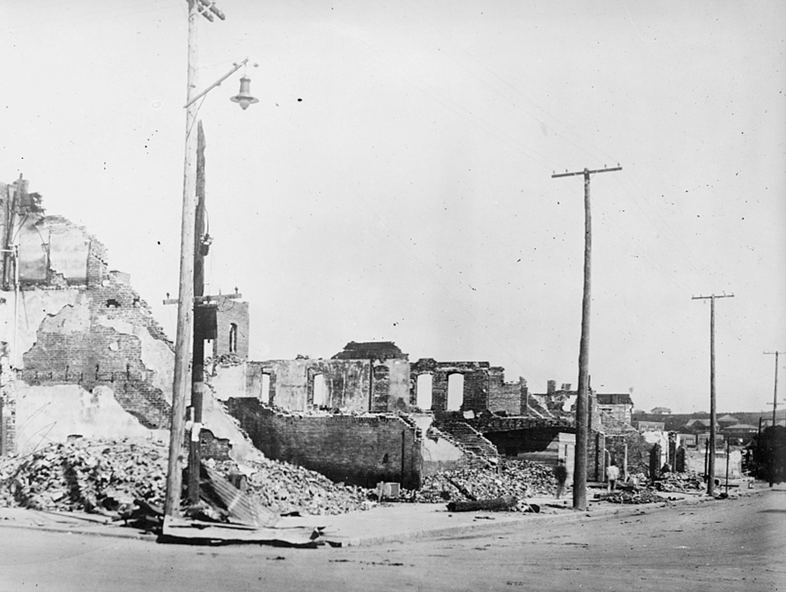 جانب من الدمار الذي لحق بمدينة تولسا بسبب أعمال العنف عام 1921 - via REUTERS