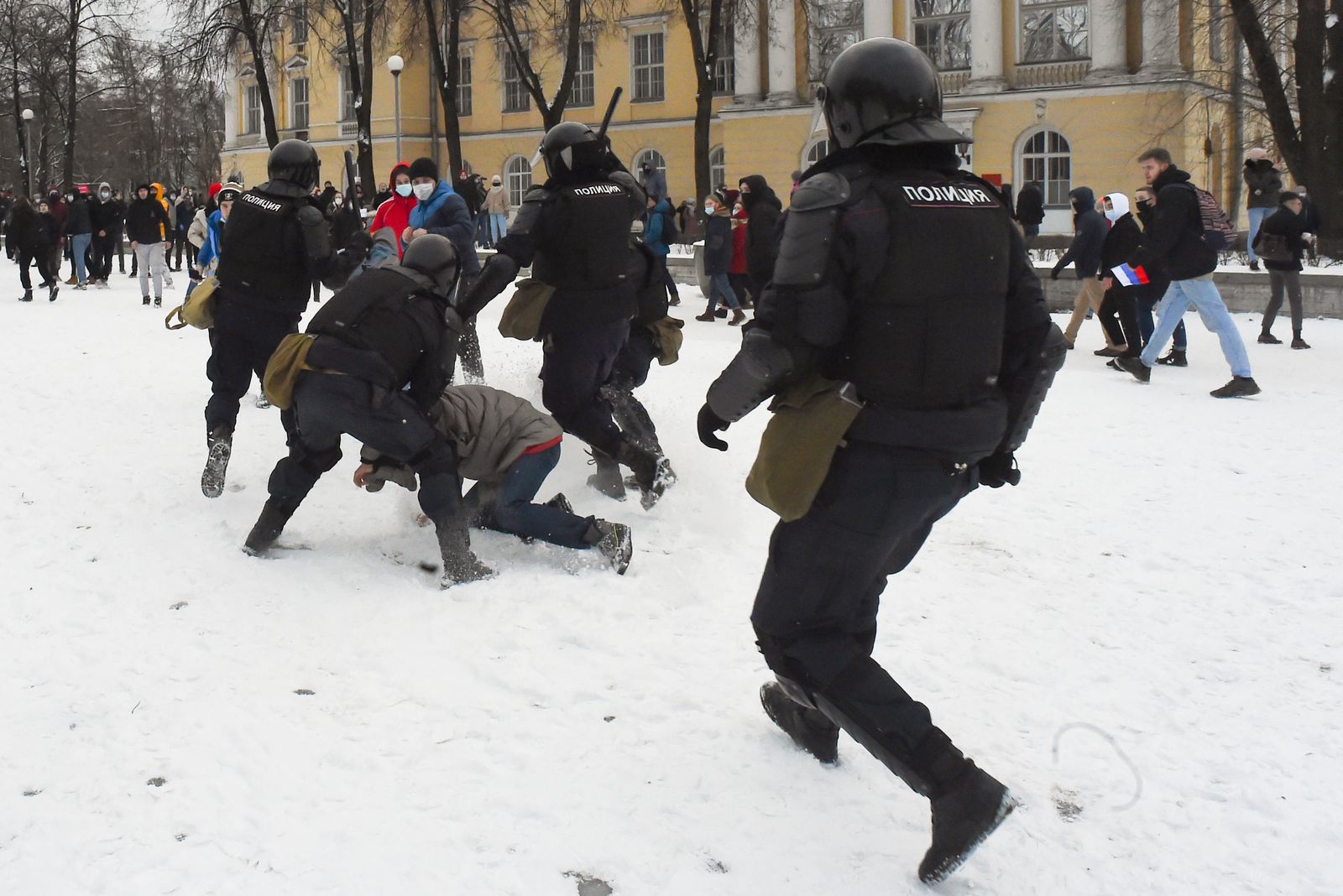 اشتباكات بين الشرطة الروسية والمتظاهرين خلال مسيرة لدعم زعيم المعارضة أليكسي نافالني في مدينة سانت بطرسبرغ-31 يناير 2021. - AFP
